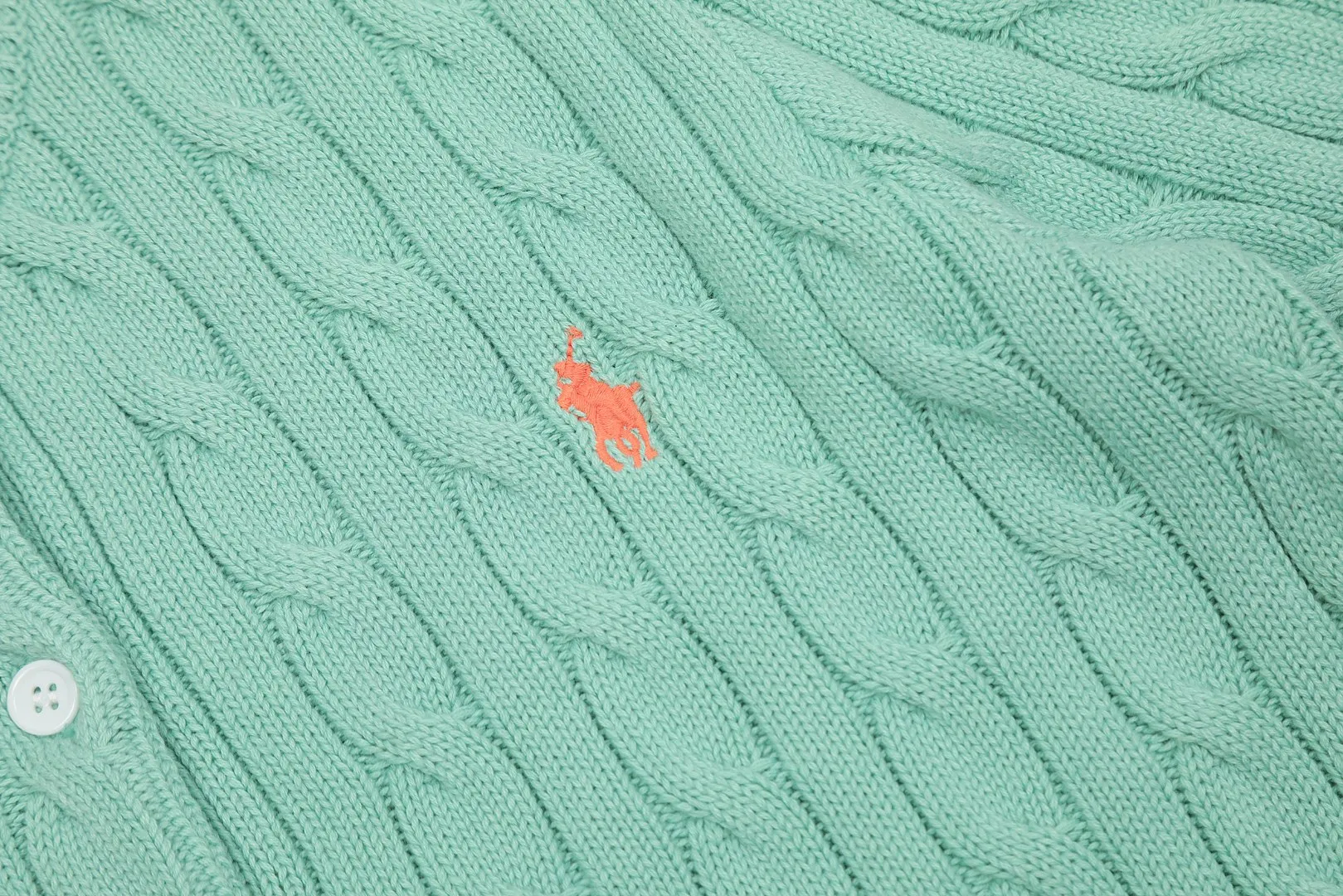 🅿️176 "Top quality" Style number: DS021# (not off the shelves all year round) [Ralph Lauren round neck cardigan solid color pony embroidered logo knitted short sleeves] ✅Ralph Lauren classic basic versatile all-season cardigan knitted short sleeves ✅Main supplier platform live broadcast Wholesale entities Replenish when out of stock Not off the shelves ✅ZP quality 1:1 version Scan the code to enter the GF website Counter quality ✅Details and quality are the only one in Guangzhou. Imported quality cotton yarn, focusing on high-end, cost-effective. Needless to say good quality. ✅The version is restored to the original order. The maximum size can be worn up to 160 pounds. Loose, comfortable and stress-free.